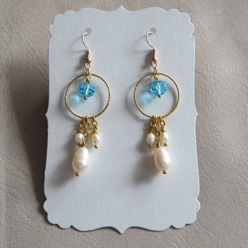 Boucles d'oreilles pendante couleur or perle d'eau douce et perle en verre bleu.