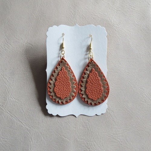 Boucle d'oreille pendante en cuir orange corail et or vieilli.