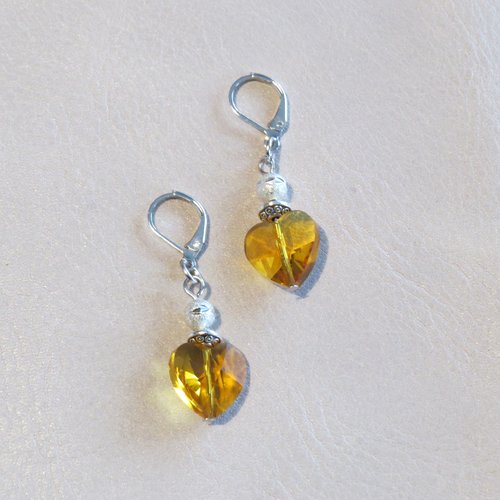 Boucles d'oreilles pendante couleur argent et perle de verre.
