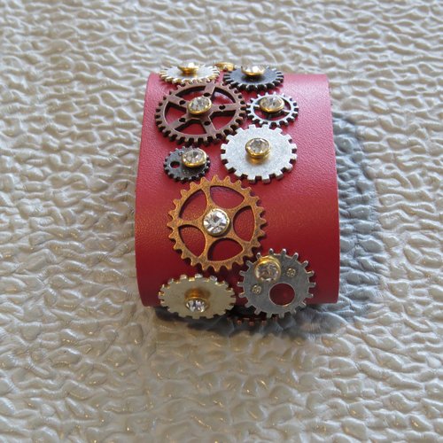 Bracelet manchette cuir rouge steampunk engrenage rouage mécanisme.