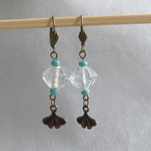 Boucles d'oreilles dormeuse  couleur bronze en perles de verre.