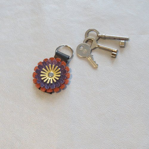 Joli petit porte-clé  en cuir forme  fleur ronde.