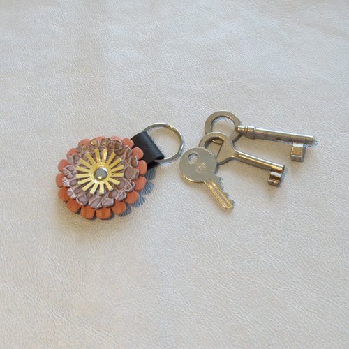 Joli petit porte-clé  en cuir forme  fleur ronde.
