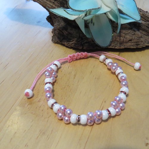 Bracelet en micro-macramé rose perles de verre et strass.