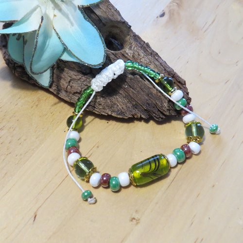 Bracelet en micro-macramé blanc perles de verre marron et vert.