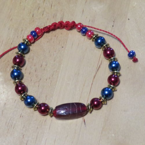 Bracelet en micro-macramé rouge perles de verre rouge et bleu nuit.