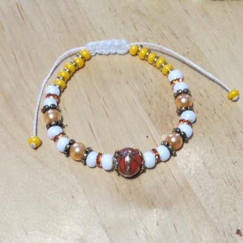 Bracelet en micro-macramé blanc perles de verre orange et blanc.
