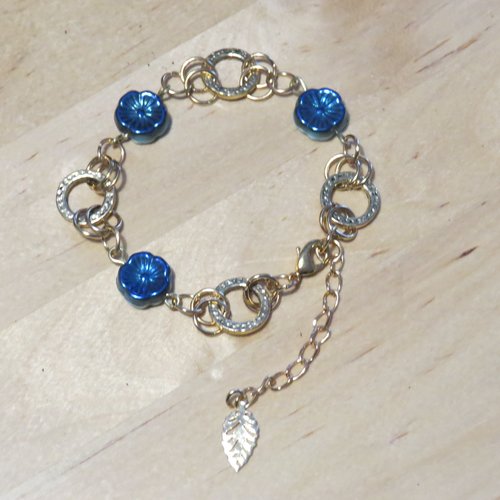 Bracelet gourmette perles en verres tchèque et connecteur martelé métal.