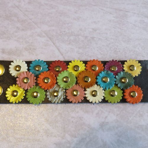 Bracelet manchette cuir noir et petites fleurs multicolore.