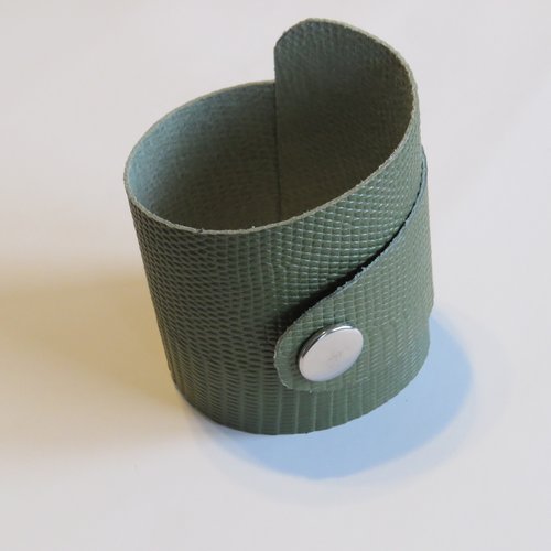 Bracelet manchette asymetrique cuir vert effet serpent.