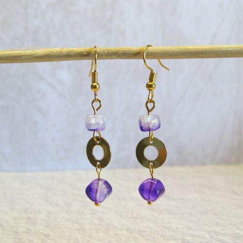 Boucle d'oreille perles cube bicolore violet et blanche.