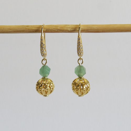 Boucles d'oreilles dormeuse avec zircon plaqué or et perle jade verte.