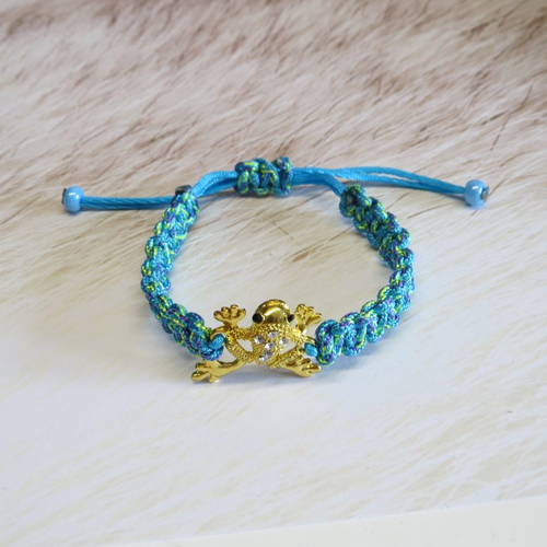 Bracelet cordon tisse macrame bleu et vert grenouille dore sertis de strass