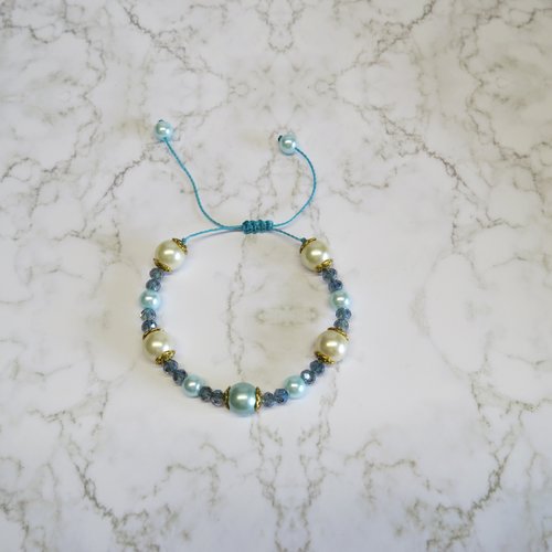 Bracelet micro-macramé perles de verre nacré bleu et écru, perles de verre facetté bleu.