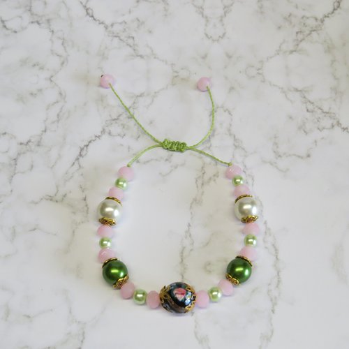 Bracelet micro-macramé perles de verre nacré verte et écru, perles de verre facetté rose.
