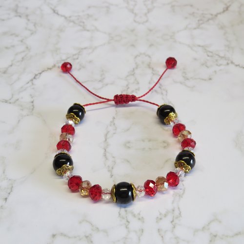 Bracelet micro-macramé perles de verre nacré noir, perles de verre facetté rouge, pêche et transparente