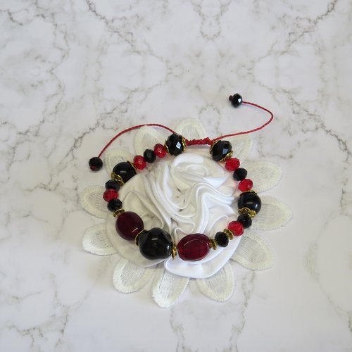 Bracelet micro-macramé perles rouge et noir.