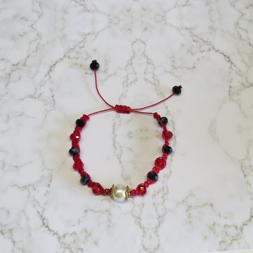 Bracelet micro-macramé perles rouge, écru et noir.