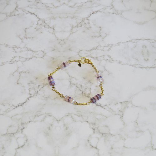 Bracelet gourmette petites perles en verre forme de soucoupe plate.