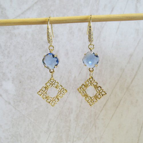 Boucles d'oreilles crochet avec zircon plaqué or et pendentif en verre bleu.