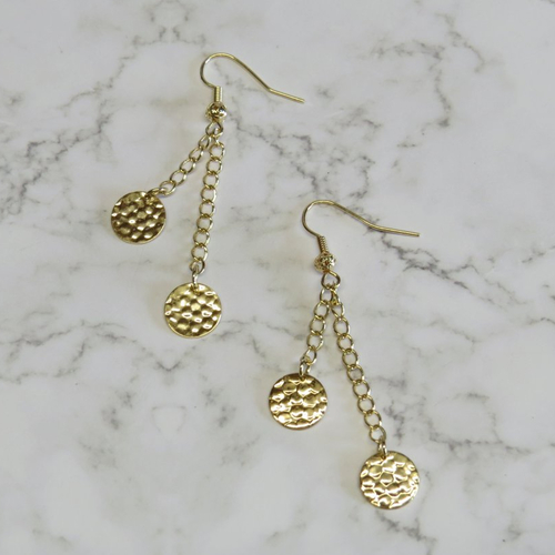 Boucle d'oreille crochet plaqué or disque martelé  laiton doré.