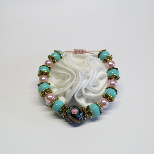 Bracelet micro-macramé perles de verres nacré turquoise,rose et noir rose bleu et or.