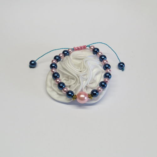 Bracelet micro-macramé perles de verre nacré bleu marine et rose pâle.