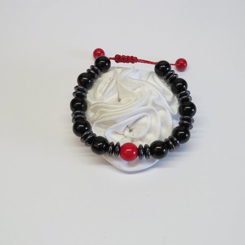 Bracelet micro-macramé perles de verres nacré noir et une perle rouge laqué et hématite.