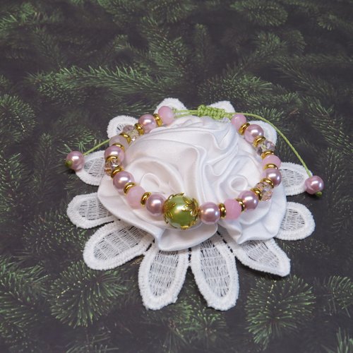 Bracelet micro-macramé perles de verre nacré rose poudré et verte amande.
