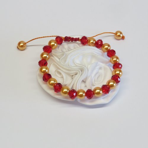 Bracelet micro-macramé perles de verres nacré orange cuivré et à facette rouge transparente.