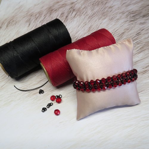 Bracelet micro macramé perles rouge et anneaux de jonctions noir