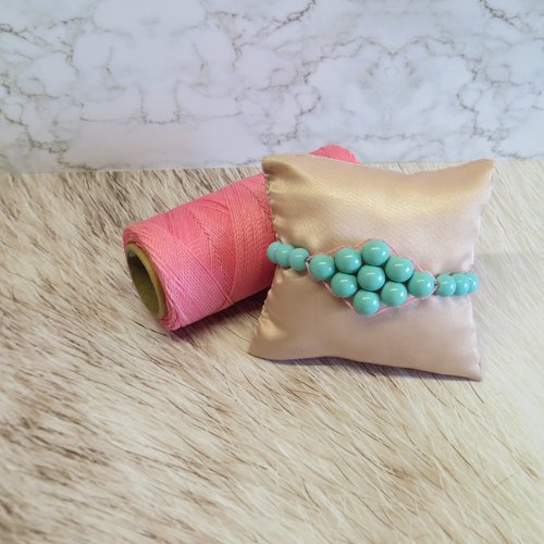 Bracelet micro macramé fils rose et perles en verre turquoise tissé à la main forme losange.