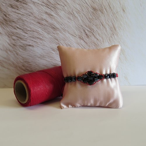 Bracelet micro macramé fils rouge et perles en verre facetté noir tissé à la main forme losange.