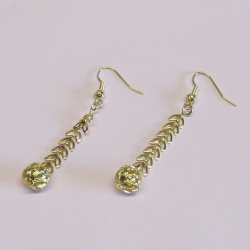 Boucle d'oreille crochet plaqué or chaine épis et perle plaqué or motif fleur.