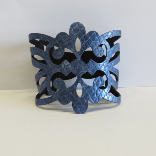 Bracelet manchette ajouré arabesques cuir fin effet serpent bleu délavé brillant.