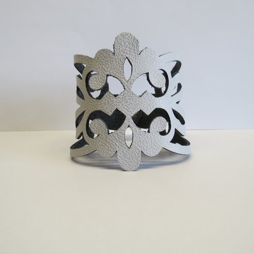 Bracelet manchette ajouré arabesques cuir épais vieillie gris clair.