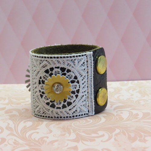 Bracelet Manchette En Cuir Noir Avec Fleur Effet Fourrure Et Strass Central