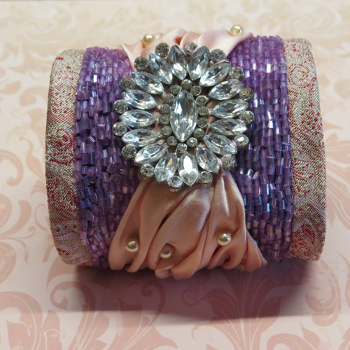 Bracelet manchette drapé satin perlé et médaillon de strass.