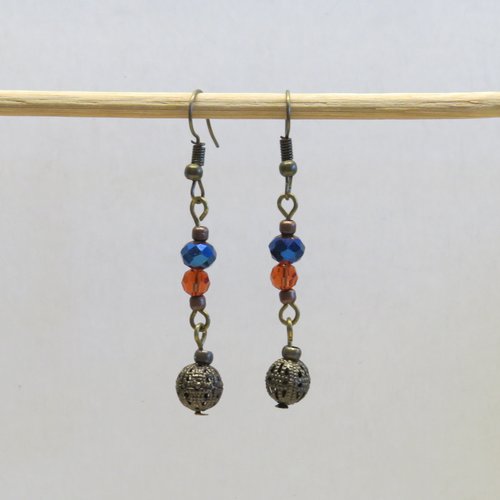 Boucle d'oreille crochet bronze perles en verre facetté bleu nuit et orangé.