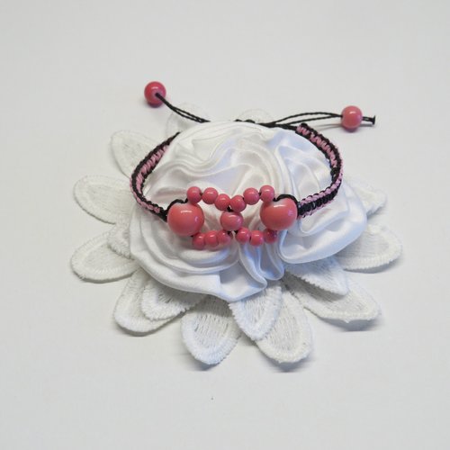 Bracelet micro macramé fils rose pink et fils noir black perles en verre rose  tissé à la main.