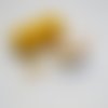 Bracelet micro macramé fils jaune golden yellow  perles cristal topaze jaune clair en verre facetté  forme un nœud papillon.