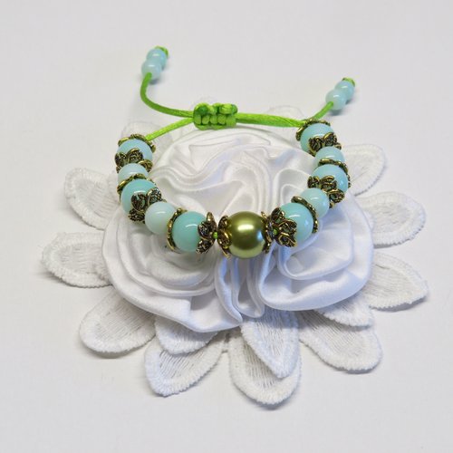 Bracelet macramé fils nylon paracorde vert anis  perles de verres verte d'eau perle de verre nacré kaki.