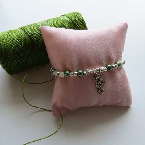 Bracelet micro macramé perles coquillage et perles nacré verte sapin.