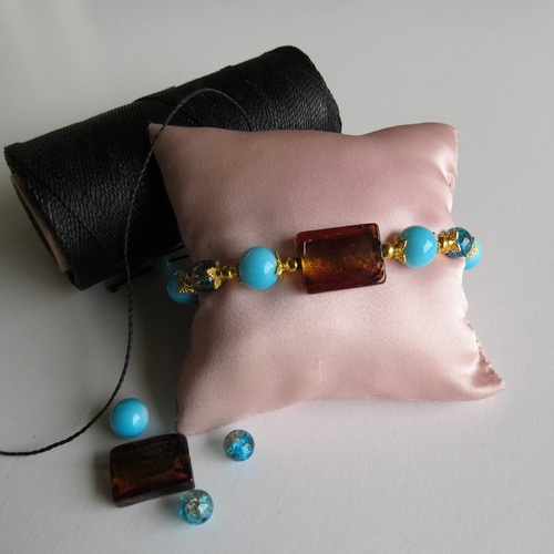 Bracelet micro macramé fils noir perle murano marron  et perles de verre bleu.