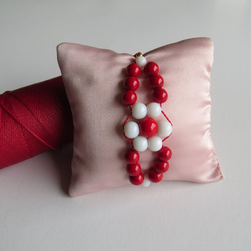 Bracelet micro macramé fils polyester perles rouge et blanche  vernis.