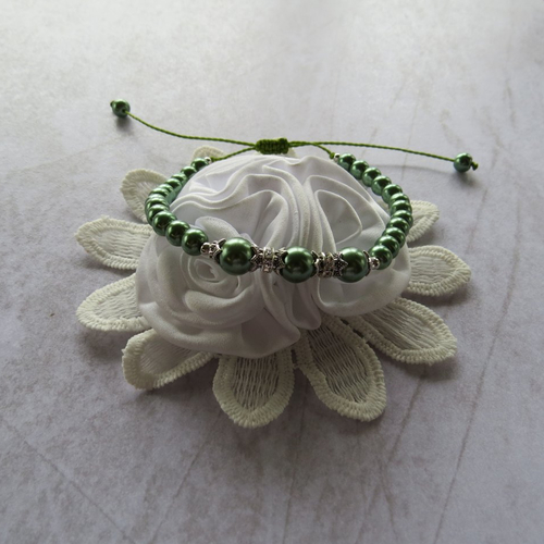 Bracelet micro macramé perles vert sapin, strass verre et argenté.