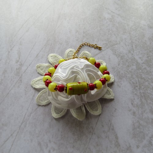 Bracelet  perles de verre murano tube jaune avec point en relief rouge.