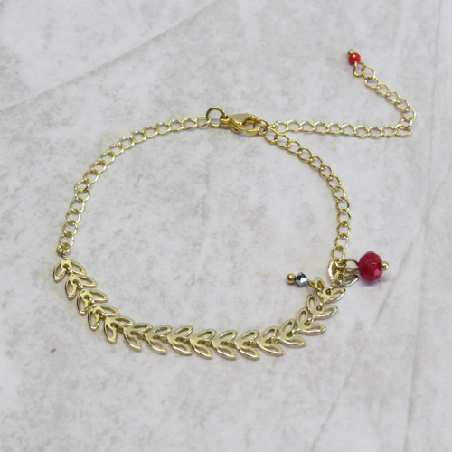 Bracelet chaîne épis, chaîne maillons rond doré breloques perles en verre facetté rouge et argent.