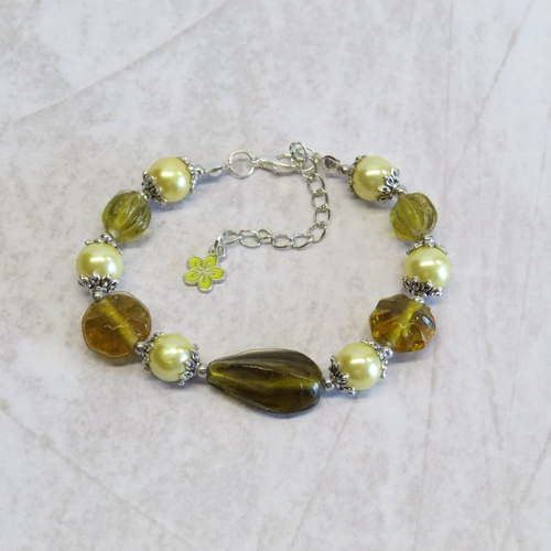 Bracelet perle de verre poire demi facetté jaune topaze breloque fleur jaune métal argenté.