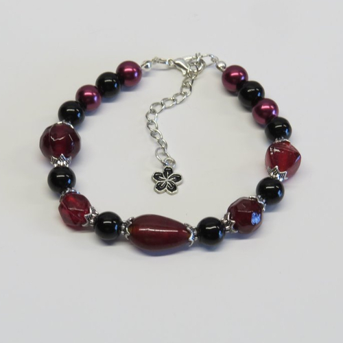 Bracelet perles céramique grenat poire et facetté perles noir et bordeaux.